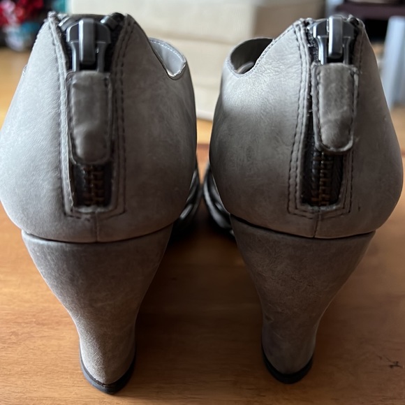 Eileen Fisher cage strappy leather wedge sandal, grey, 8.5 - Picture 4 of 9